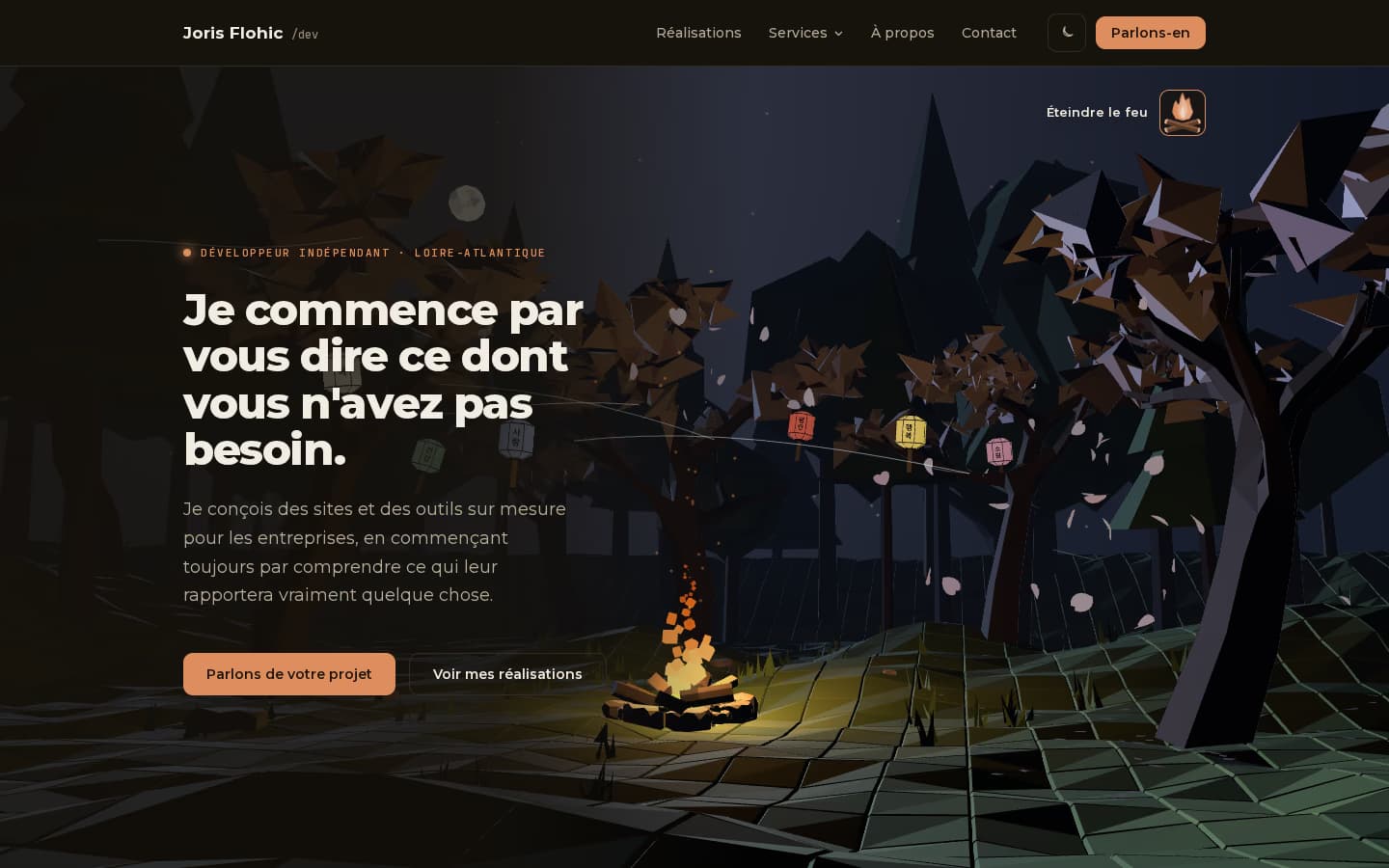 Capture de la page d'accueil de joris-f.fr en thème sombre : titre « Je commence par vous dire ce dont vous n'avez pas besoin », les deux boutons d'appel à l'action, et en fond la scène 3D d'un feu de camp sous des cerisiers.